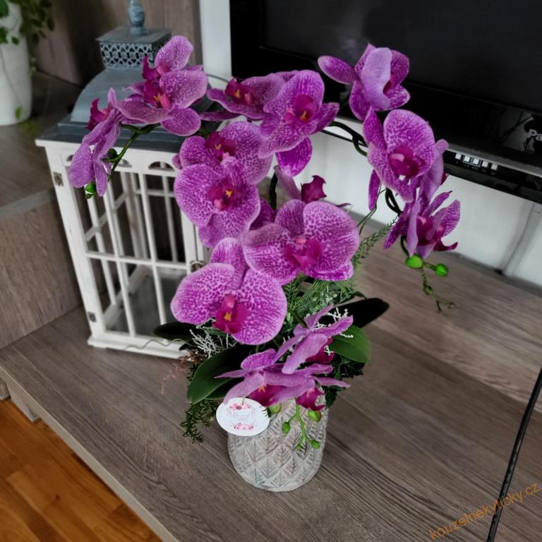 Melírovaná orchidej v kameninovém květníku -
