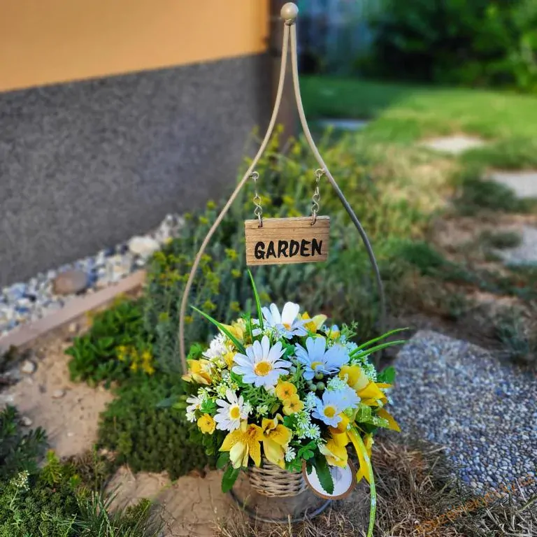  Dekorace kovová s košíčkem plným kopretin 