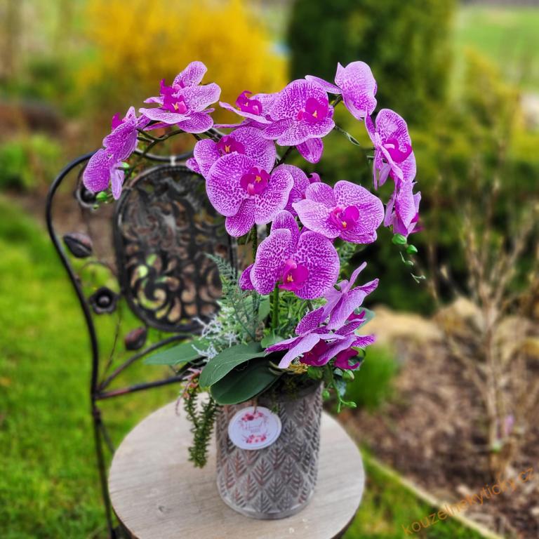 Melírovaná orchidej v kameninovém květníku -