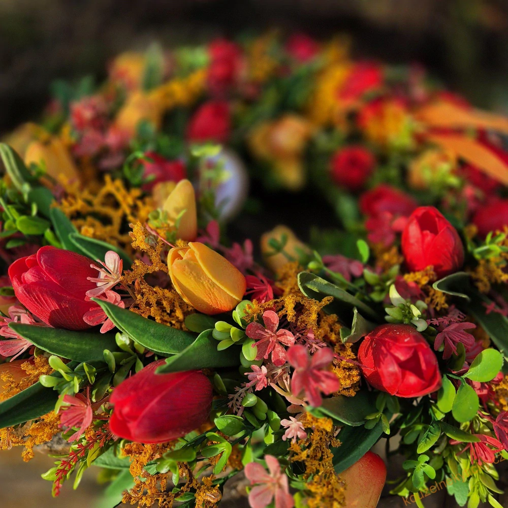 Jarní tulipánový věnec -  červeno/oranžový