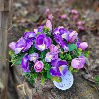 Jarní koš s maceškami a tulipány -  modrý  II 