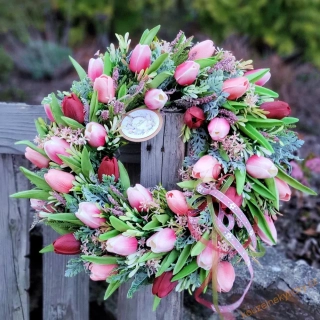 Jarní tulipánový věnec - růžovo -vínový 