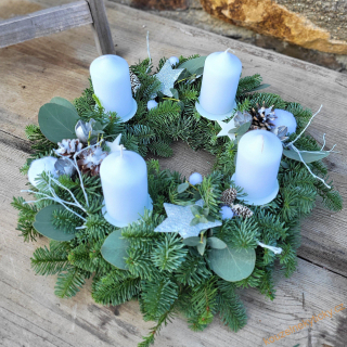  Adventní Chvojový Nobilis 33cm bílý se stříbrnými hvězdami