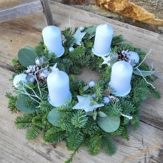 REZERVACE akční  Adventní Chvojový Nobilis 33cm bílý se stříbrnými hvězdami
