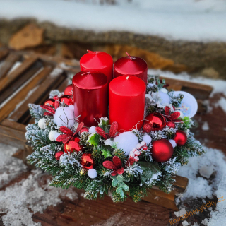 Adventní věnec  / umělý / -  Červený  kouličky 