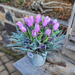 Větší jarní aranž - fialkové tulipány 
