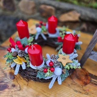Adventní věnec  proutěný - červený s perníčky