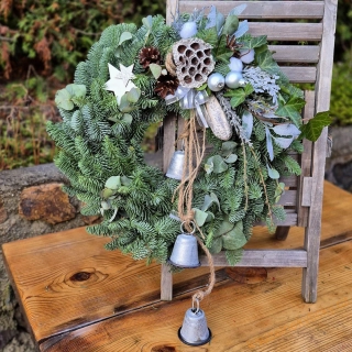 Živý věnec 40cm Chvojový Nobilis - Stříbrné zvonce 