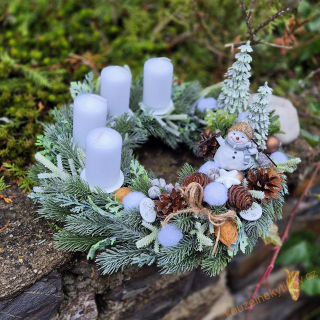 Adventní věnec  / umělý / -  Sněhuláček lyžuje 