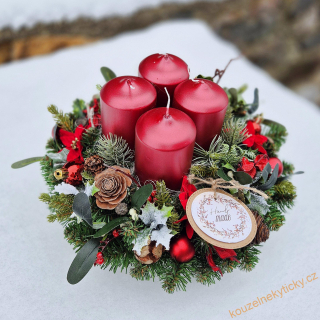 Adventní věnec / umělý / - červený - svíčky metalíza 
