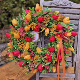 Jarní tulipánový věnec -  červeno/oranžový